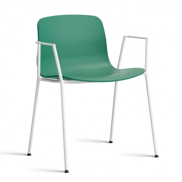 About A Chair AAC18 color teal green con pata blanca de HAY